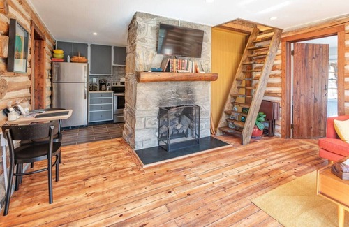 Gerton Cabina | Historic Glenna Cabin in the Florence Preserve