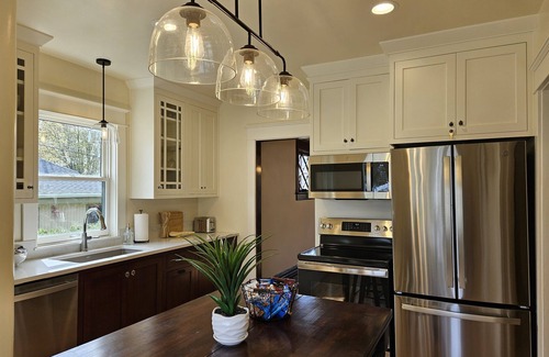 De Pere Casa | Historic home in downtown De Pere, sleeps 10