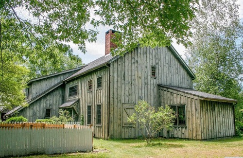 Taghkanic Casa | Histórico Hudson Valley Barn Complex con jardines relajantes