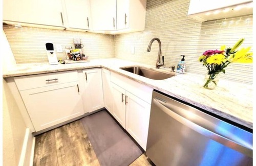 Historic Kenwood Casa | HISTORIC KENWOOD Beachy Bungalow King 2 bdr