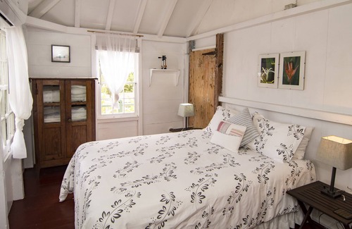 Windward Side Cabaña | Historic Saban cottage in Windwardside, all amenities only a 2 minute walk away!