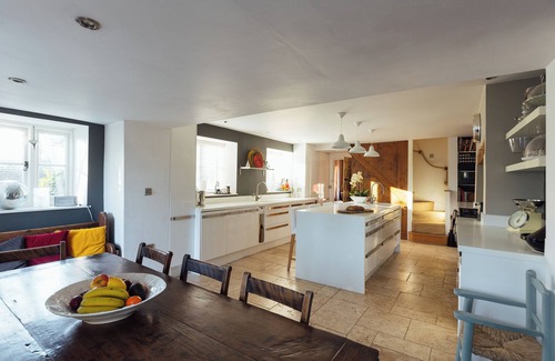 Malmesbury Cabaña | Historic spacious village cottage - perfect getaway for friends and families!