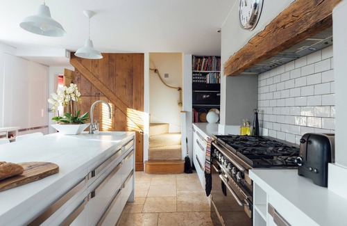 Malmesbury Cabaña | Historic spacious village cottage - perfect getaway for friends and families!