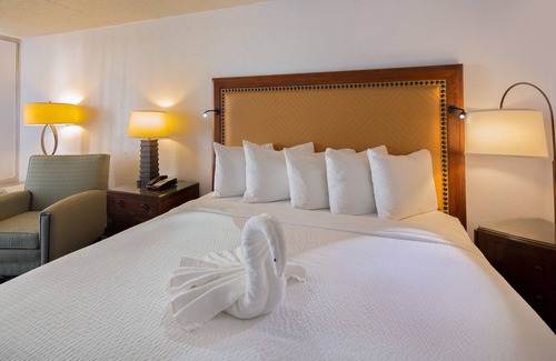 Olive Branch Hotel | Historic Whispering Woods Hotel & Conference Center