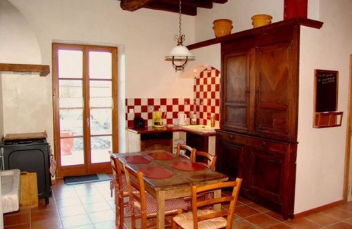 Void-Vacon Cabaña | Casa rural histórica con jardín, terraza y chimenea.