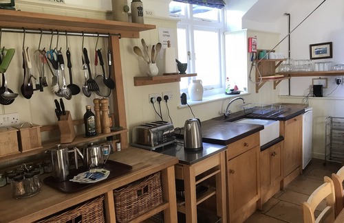 Lee Cabaña | Historical Chapel Cottage. Professional Tennis Court, sea views, 2 mins to beach