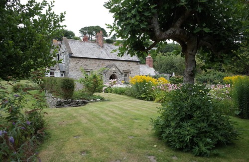 Lee Cabaña | Historical Chapel Cottage. Professional Tennis Court, sea views, 2 mins to beach