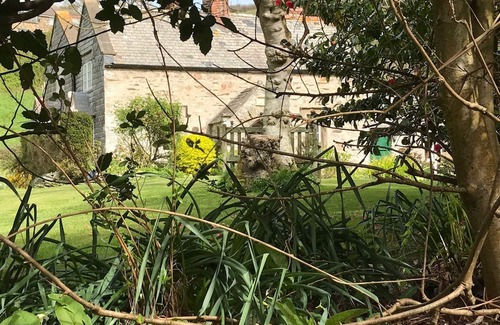 Lee Cabaña | Historical Chapel Cottage. Professional Tennis Court, sea views, 2 mins to beach