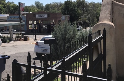 Tyrone Cabaña | Historical cottage located in the heart of downtown (pet friendly)