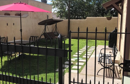 Tyrone Cabaña | Historical cottage located in the heart of downtown (pet friendly)