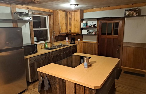 Eganville Cabina | Historical Square Timber Home right at the heart of Snow Country
