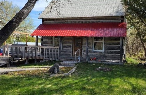 Eganville Cabina | Historical Square Timber Home right at the heart of Snow Country