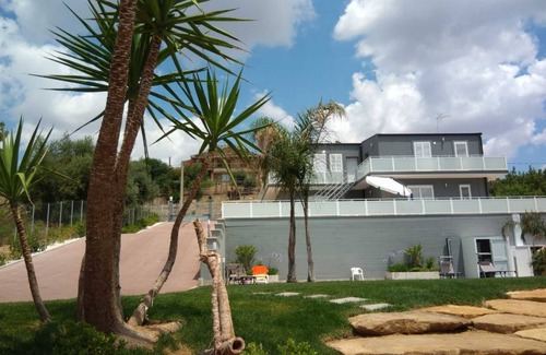 Caltagirone Apartamento | Apartamento vacacional 'Appartamento 2 con Piscina' con piscina, balcón y aire acondicionado