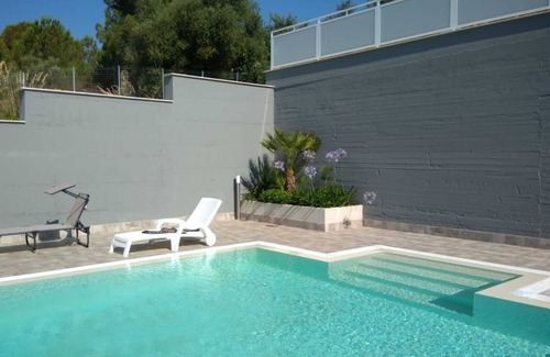 Caltagirone Apartamento | Apartamento vacacional 'Appartamento 2 con Piscina' con piscina, balcón y aire acondicionado