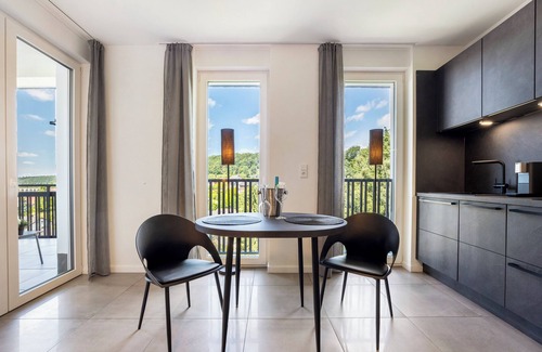 Altenbeken Apartamento | Apartamento vacacional "Egge Resort 7b" con balcón, jacuzzi y sauna