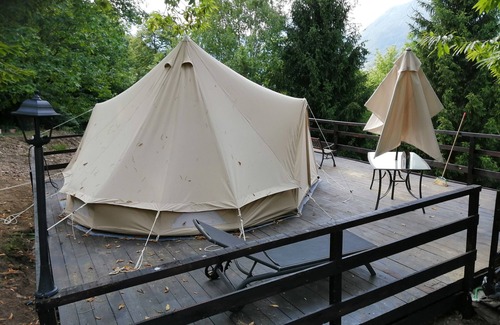 Bene Lario Alquiler De RV | Apartamento vacacional "Glamping C Selva Tenda Castagno" con piscina privada