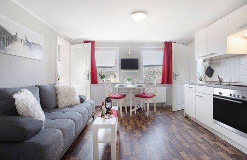 Schaprode Apartamento | Apartamento vacacional 'Kapitänsferienhaus Hiddenseeblick' con terraza compartida y Wi-Fi