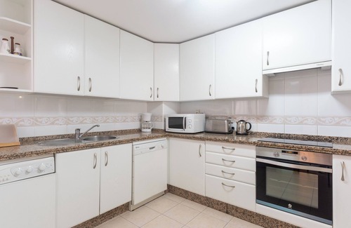 Guadalmina Apartamento | Apartamento vacacional Guadalmina Alta con vistas a la montaña, piscina compartida y Wi-Fi