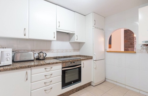 Guadalmina Apartamento | Apartamento vacacional Guadalmina Alta con vistas a la montaña, piscina compartida y Wi-Fi