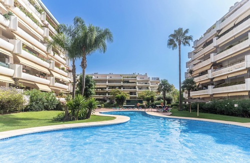 Guadalmina Apartamento | Apartamento vacacional Guadalmina Alta con vistas a la montaña, piscina compartida y Wi-Fi