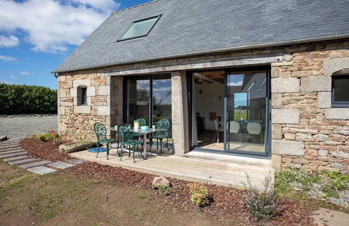 Saint-Michel-en-Greve Casa | Casa de vacaciones 'Gite Des Hauts Grève - Proche Mer' con terraza compartida, jardín y Wi-Fi