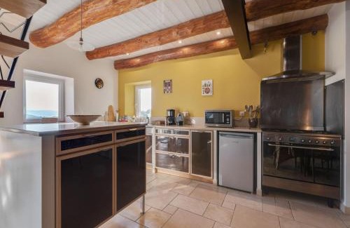 Saint-Beauzire Casa | Holiday Home in Saint-Beauzire with Garden and Private Terrace