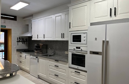 Peguerinos Casa | Casa de vacaciones 'Los Ciegos' con vistas a la montaña, terraza privada y Wi-Fi