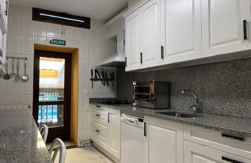 Peguerinos Casa | Casa de vacaciones 'Los Ciegos' con vistas a la montaña, terraza privada y Wi-Fi