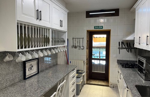 Peguerinos Casa | Casa de vacaciones 'Los Ciegos' con vistas a la montaña, terraza privada y Wi-Fi