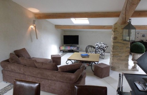 Savoillan Casa | Holiday Home 'Luxueuse Bergerie Pied Du Ventoux' with Mountain View, Shared Terrace and Wi-Fi