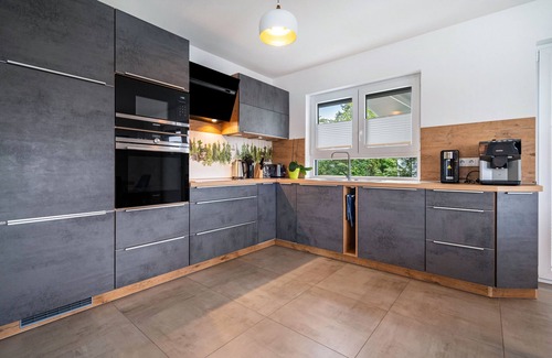 Gross Nemerow Casa | Casa de vacaciones 'Seeglück 1 Am Tollensesee' con vistas al lago, terraza privada y Wi-Fi