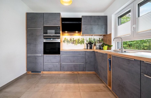 Gross Nemerow Casa | Casa de vacaciones 'Seeglück 1 Am Tollensesee' con vistas al lago, terraza privada y Wi-Fi