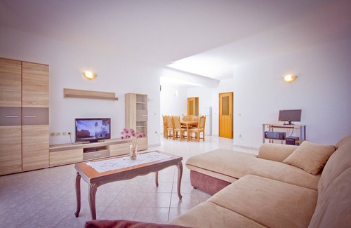 Dazlina Casa | Holiday Home Vinac - Three Bedroom Holiday home with Pool