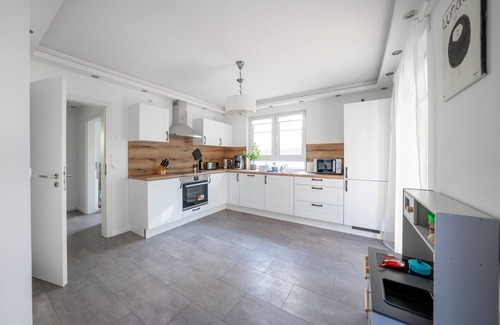 Oststeinbek Casa | Holiday Home 'Weißes Haus, Vollausstattung' with Private Terrace, Private Garden and Wi-Fi