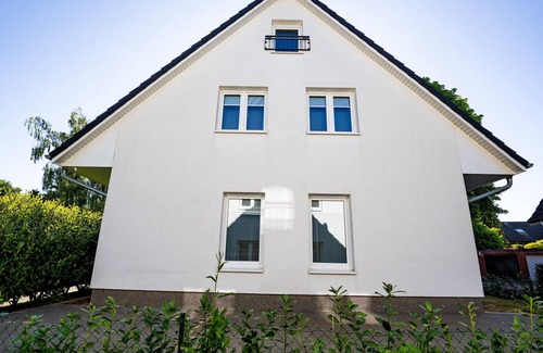 Oststeinbek Casa | Holiday Home 'Weißes Haus, Vollausstattung' with Private Terrace, Private Garden and Wi-Fi