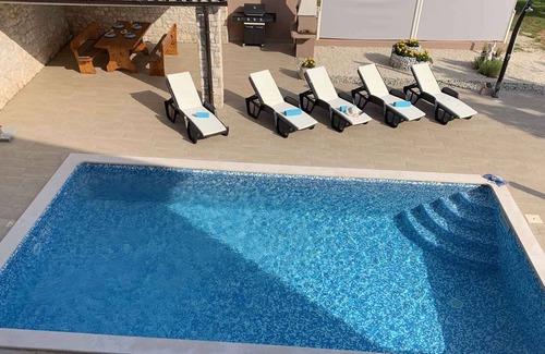 Belavici Casa | Casa vacacional con piscina, barbacoa y columpios para los niños
