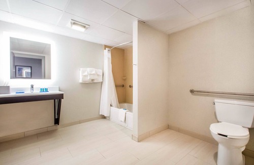 Colonie Hotel | Holiday Inn Express and Suites Albany Airport- Wolf Road by IHG