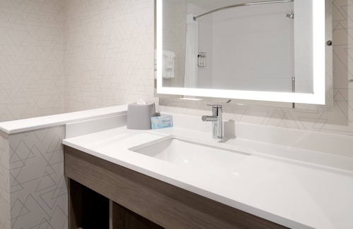 Hollister Hotel | Holiday Inn Express and Suites Hollister by IHG