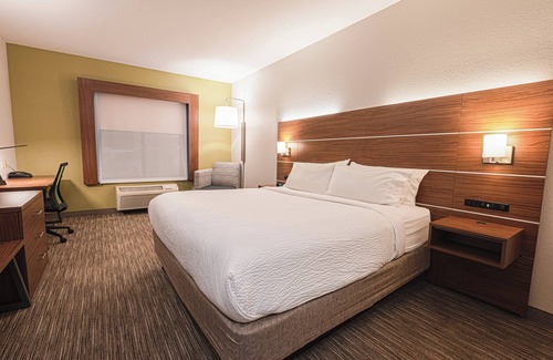 East Lansing Hotel | Holiday Inn Express Hotel & Suites East Lansing by IHG