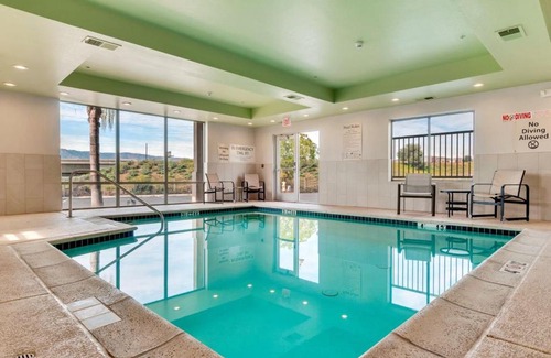 Lake Elsinore Hotel | Holiday Inn Express Hotel & Suites Lake Elsinore by IHG