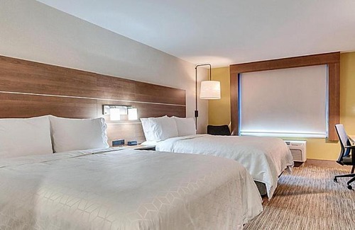 Lake Elsinore Hotel | Holiday Inn Express Hotel & Suites Lake Elsinore by IHG