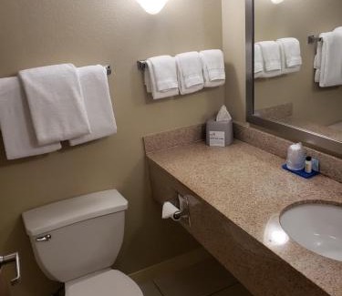 Bairdford Hotel | Holiday Inn Express Hotel Pittsburgh-North/Harmarville by IHG