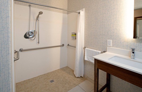 Raisin Hotel | Holiday Inn Express Hotel & Suites Fresno South by IHG