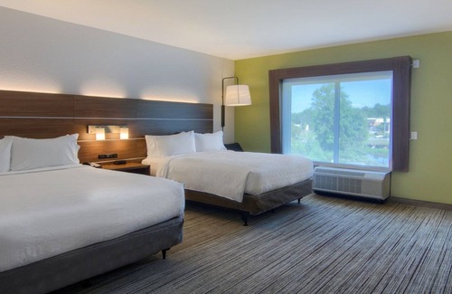 Quincy Hotel | Holiday Inn Express Hotel & Suites Quincy I-10 by IHG