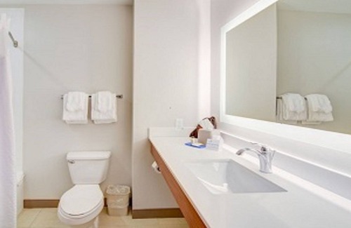 Quincy Hotel | Holiday Inn Express Hotel & Suites Quincy I-10 by IHG