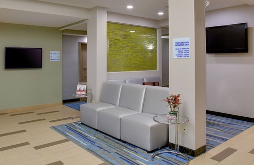 Carlstadt Hotel | Holiday Inn Express Hotel & Suites Meadowlands Area by IHG
