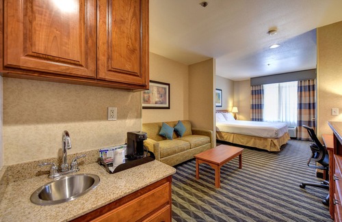 Manteca Hotel | Holiday Inn Express Hotel & Suites Manteca by IHG