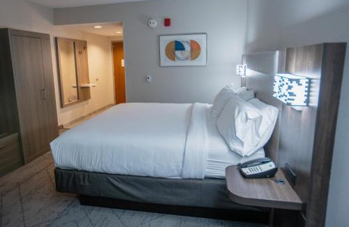 Pembroke Hotel | Holiday Inn Express Pembroke by IHG