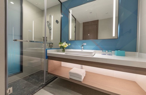 Downtown Shanghai Hotel | Holiday Inn Express Shanghai Changfeng Park by IHG