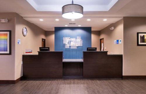 Greenacres Hotel | Holiday Inn Express & Suites Bakersfield Airport by IHG